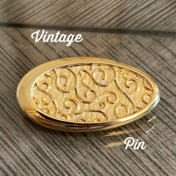 Vintage Jewelry - Vintage Gold-tone Oval Filigree Pin